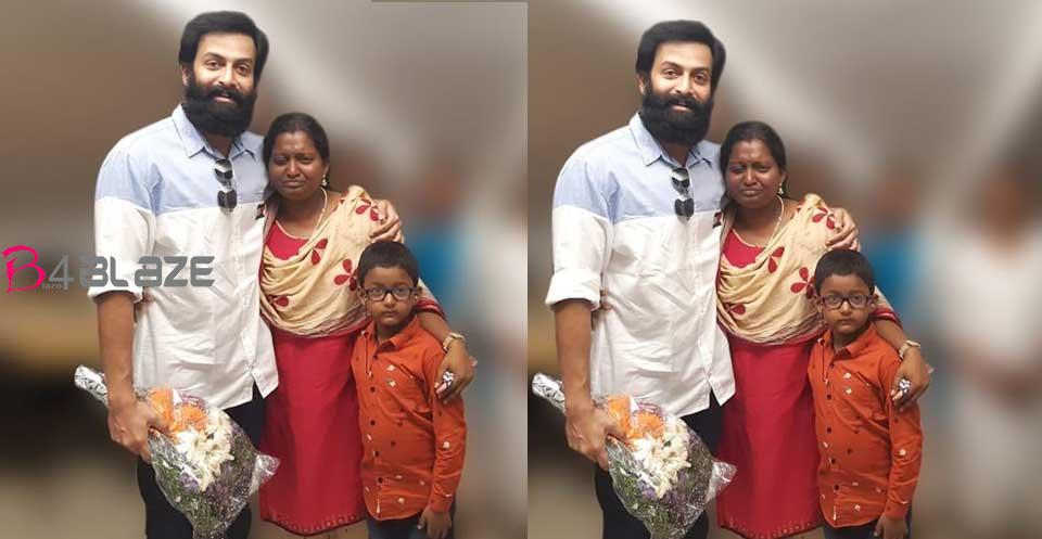prithwiraj-with-his-fans