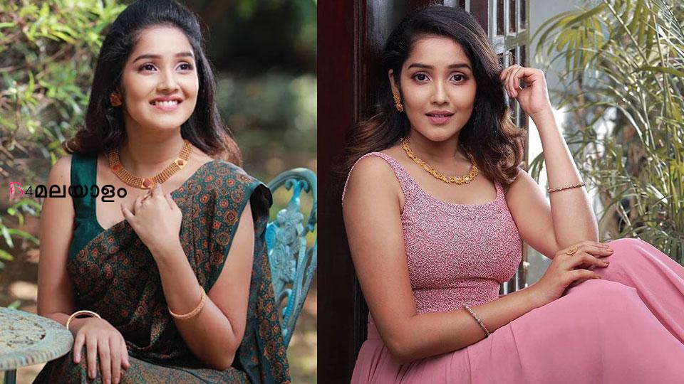 anikha about height